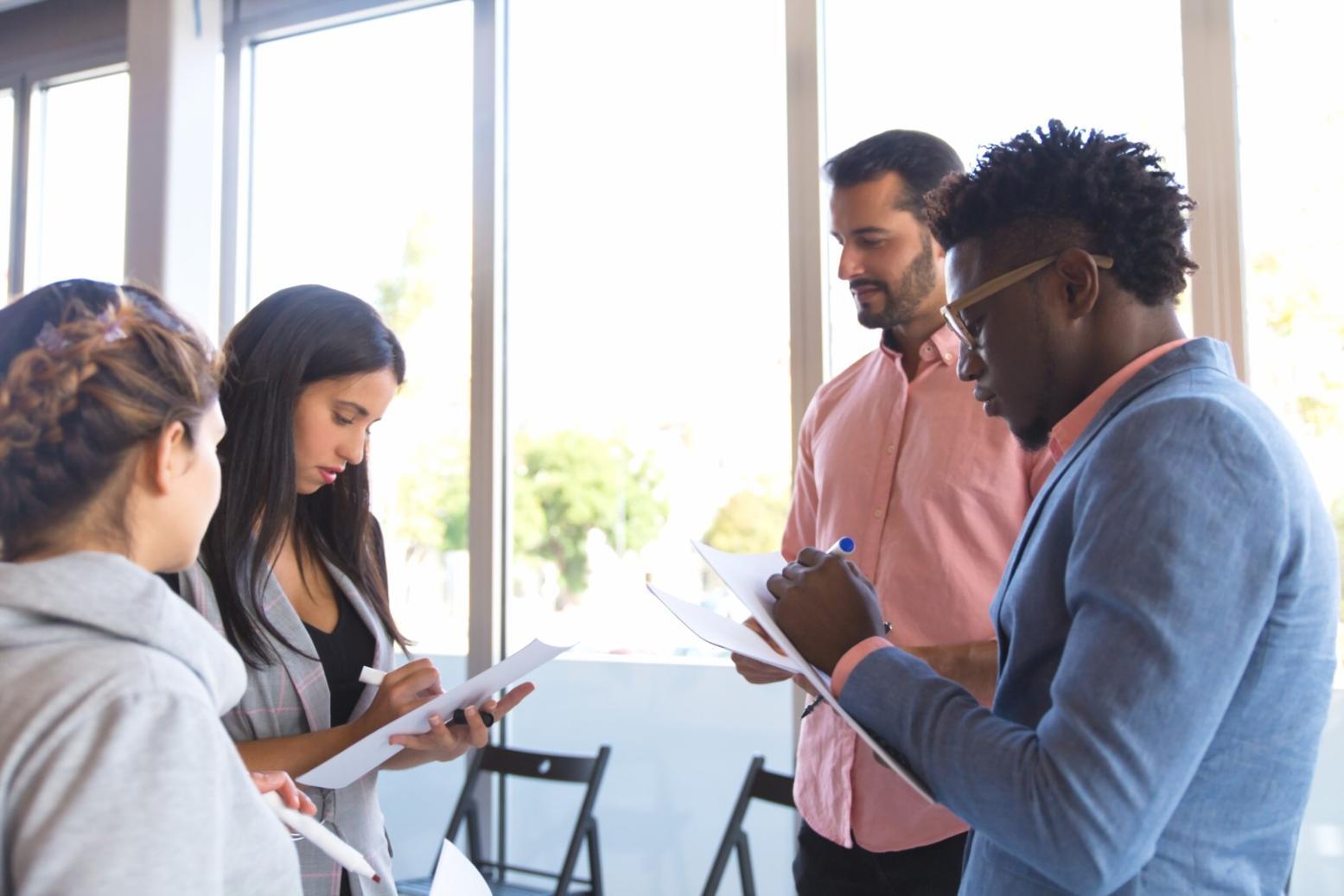 Consulente assicurativo che analizza documenti per valutazione rischi aziendali