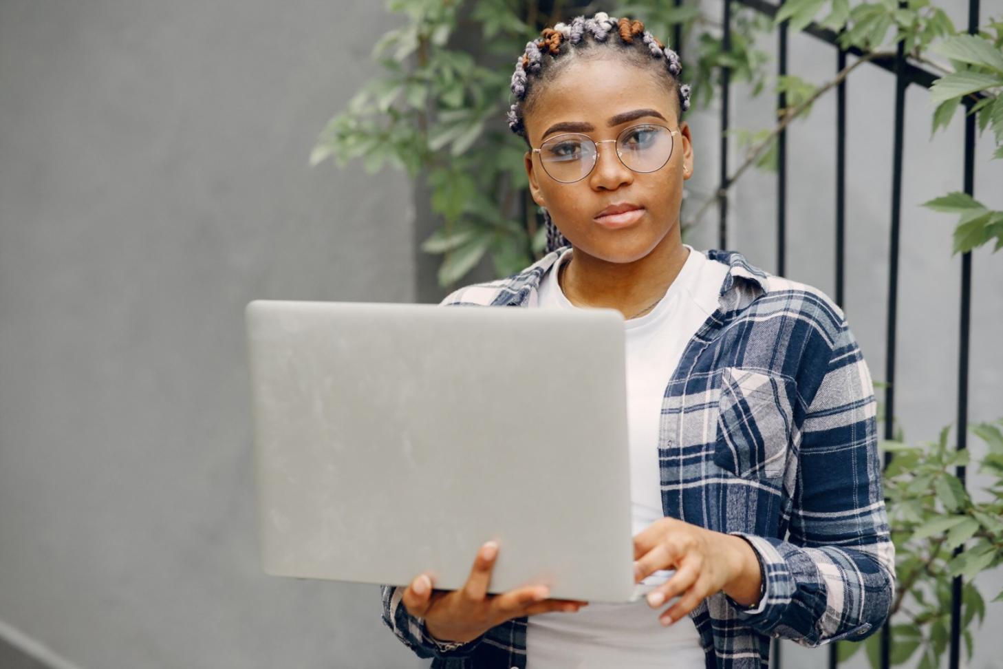 Consulente oriontaros durante un incontro di analisi assicurativa con documentazione e grafici