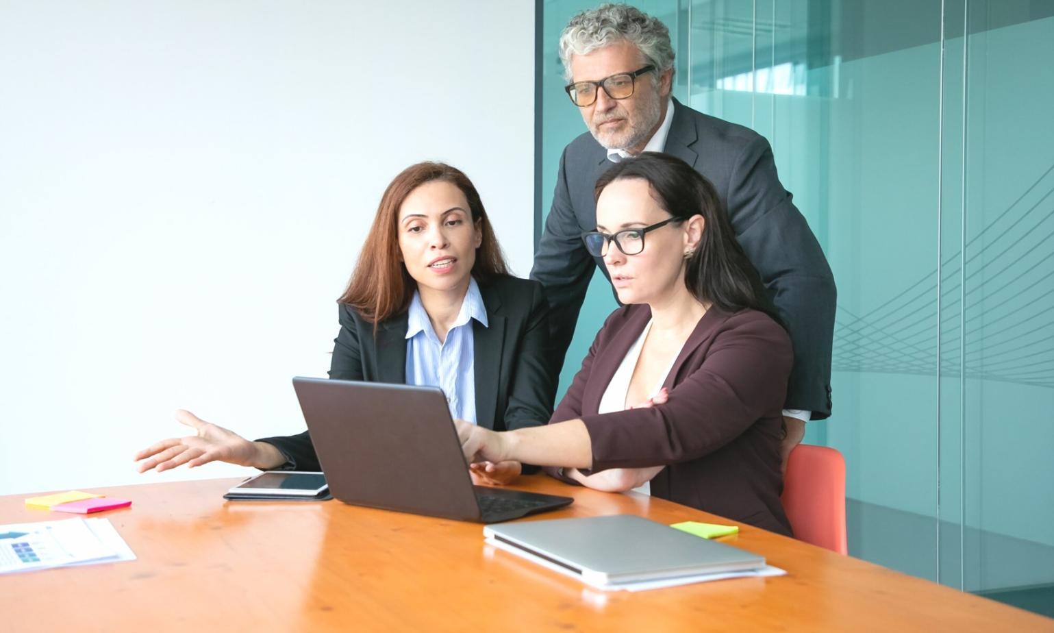 Ufficio moderno con documenti assicurativi aziendali e analisi dei rischi