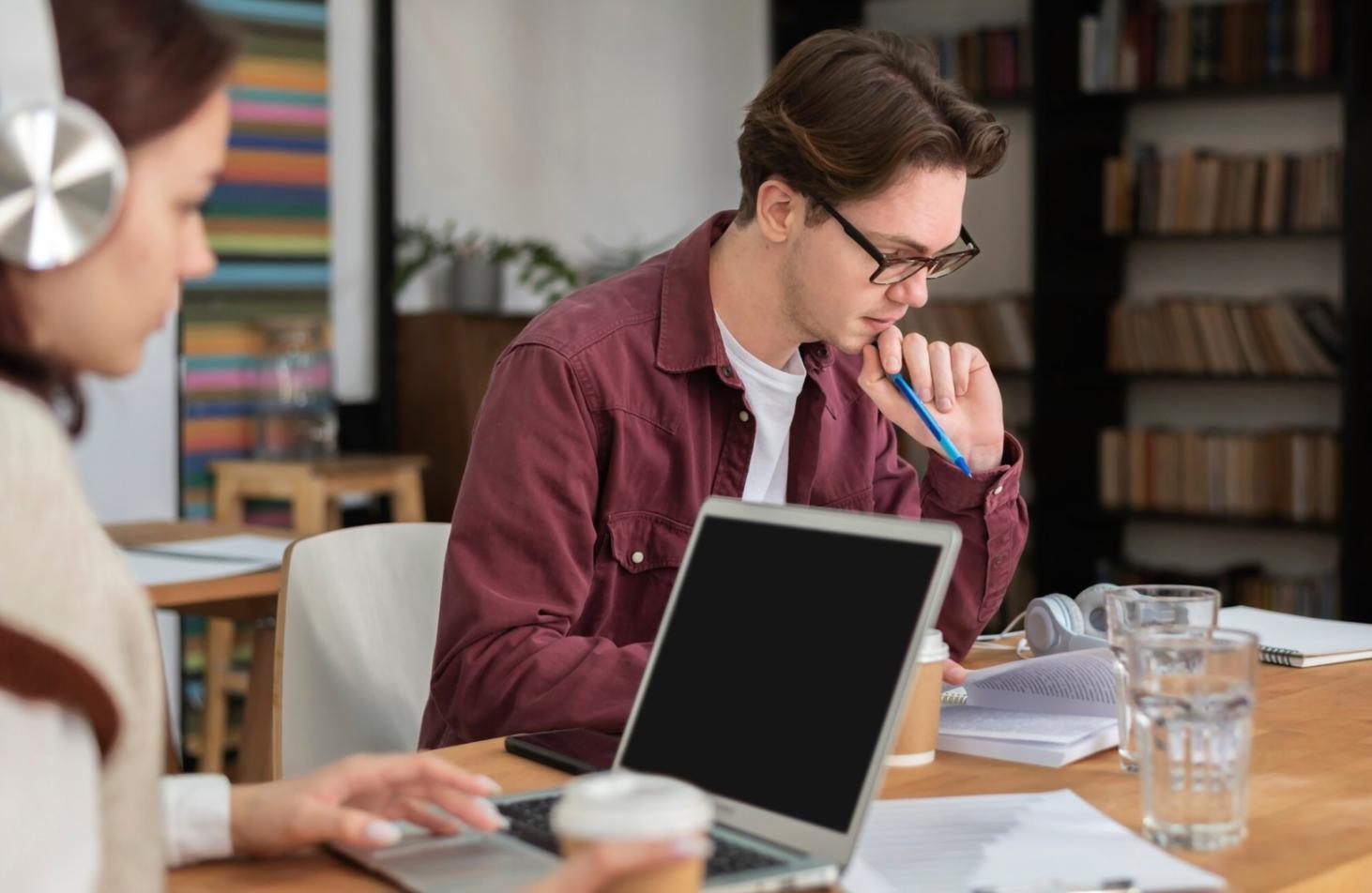 Ambiente di lavoro professionale oriontaros con postazioni di consulenza personalizzata