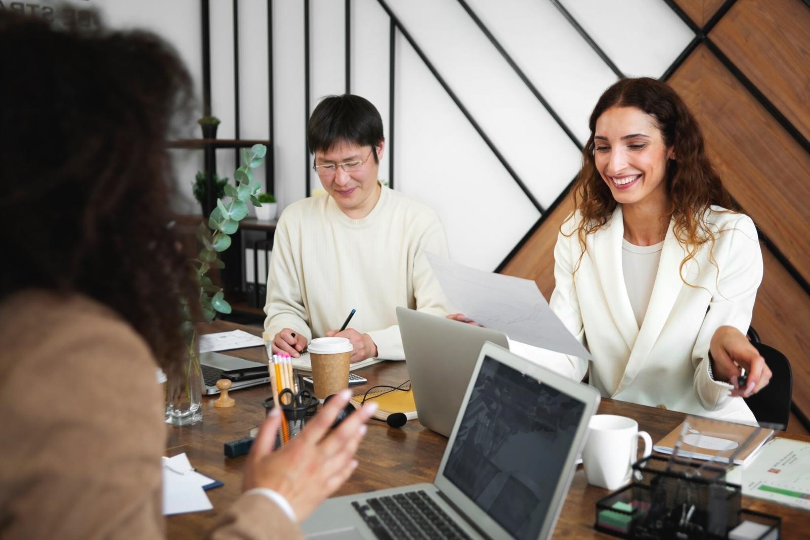 Consulente durante meeting con cliente per valutazione assicurativa