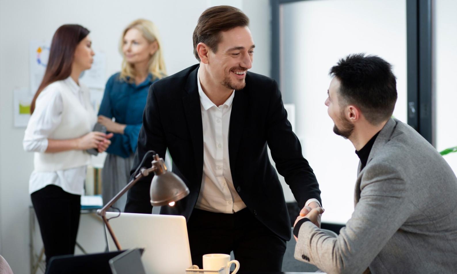 Sessione di formazione specialistica in analisi assicurativa con materiali didattici avanzati