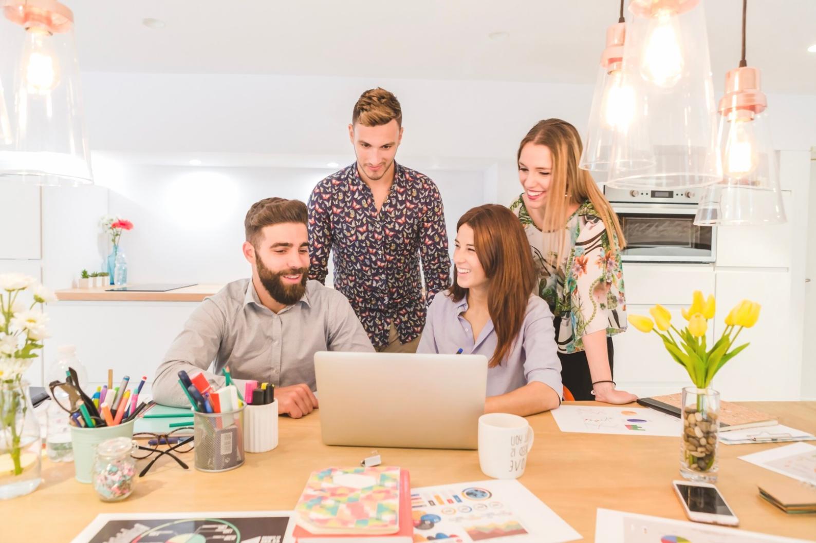 Famiglia italiana che consulta documenti assicurativi per protezione casa e auto